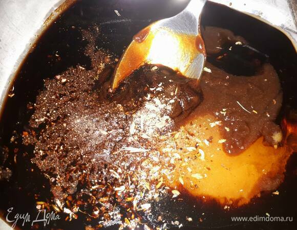 Смешайте все ингредиенты, кроме мяса.