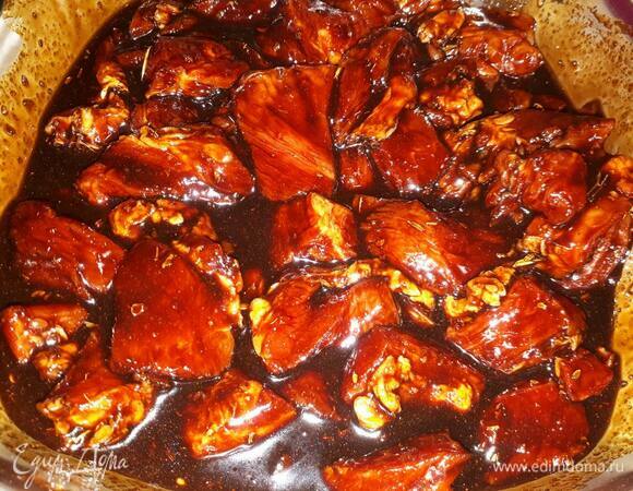 Мясо нарежьте на кусочки: покрупнее для барбекю или поменьше для духовки. Выложите мясо в маринад, хорошо перемешайте, накройте пищевой пленкой и оставьте мариноваться в холодильнике на ночь.