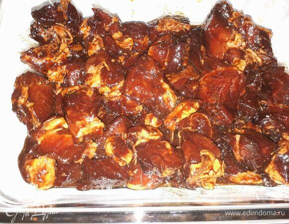 Выложите мясо в форму для запекания, постарайтесь, чтобы в форму не попало много маринада. Наша задача — хорошенько прожарить мясо, а не сварить. Отжимать мясо тоже не нужно. Я перекладываю шумовкой. Отправьте мясо в духовку на 20–25 минут. В процессе запекания нужно будет пару раз перевернуть мясо, чтобы верхние кусочки не сгорели, а нижние смогли карамелизироваться.