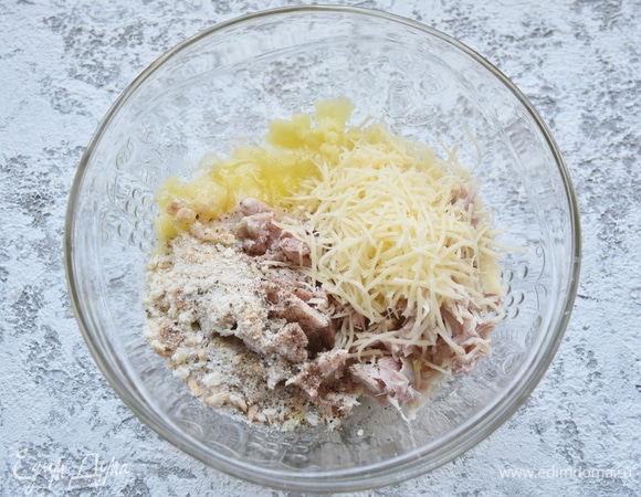 Мясо нарежьте произвольными кусочками. Соедините с толченым картофелем, натертым на терке твердым сыром, 1 ст. ложкой панировочных сухарей и половиной сырого яйца. Добавьте соль и перец. Фарш перемешайте.