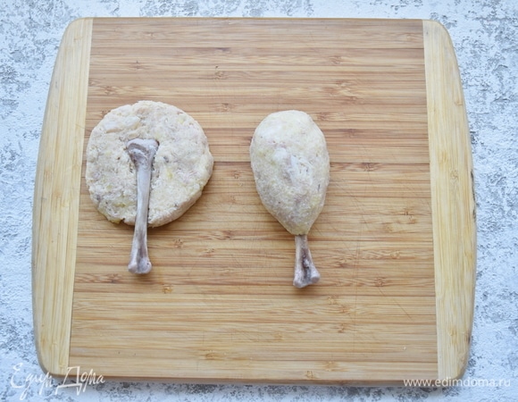 Из оставшейся половины яйца, панировочных сухарей и муки сделайте панировку. Обваляйте каждую котлету сначала в муке, затем — в яйце и панировочных сухарях. Дайте время панировке подсохнуть.