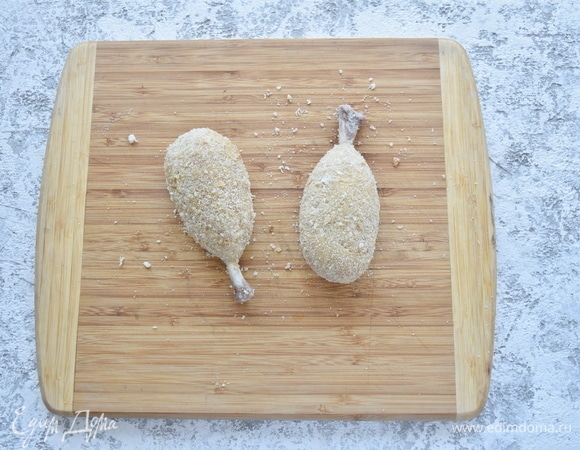 В сотейнике разогрейте масло для фритюра, огонь поставьте чуть меньше среднего и обжарьте каждую котлету до румяной корочки со всех сторон. Переложите готовые котлеты на бумажное полотенце, чтобы убрать излишки масла.