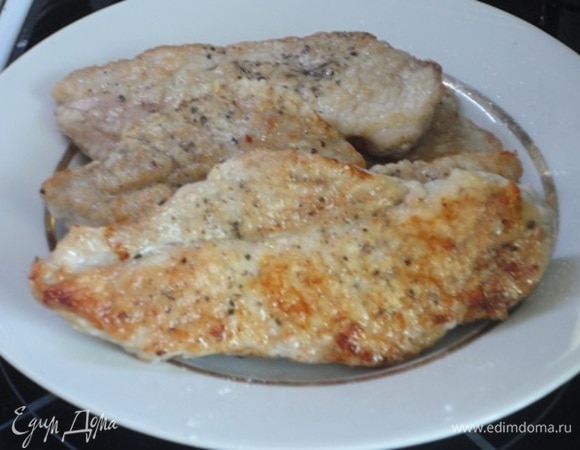 Мясо нарезать на 4 больших куска и слегка отбить. Посолить, поперчить, запанировать в муке и обжарить с обеих сторон до румяной корочки. Выложить на тарелку.