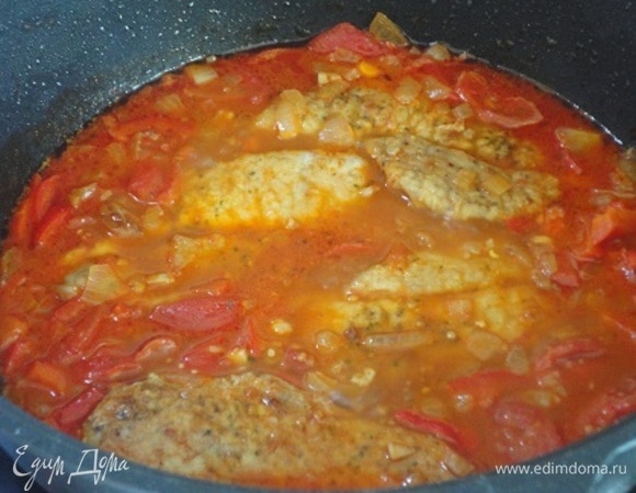 На овощи выложите мясо и тушите под крышкой на медленном огне до готовности мяса. Автор предлагает только 10 минут. Но мы любим мясо помягче, поэтому я тушила 30 минут.