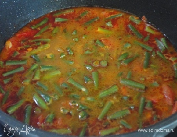 Если вы используете свежую, а не замороженную фасоль, очистите ее и нарежьте кусочками по 2 см. Замороженная фасоль готова к употреблению без разморозки. Готовое мясо выньте из соуса и положите вместо него фасоль. Добавьте столько воды, чтобы она покрыла овощи. Посолите, поперчите и тушите до готовности фасоли. Сметану смешайте с оставшейся мукой (около 1 ст. л.) и добавьте к овощам. Немного покипятите, чтобы загустить соус.