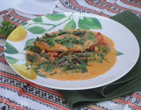 Перед подачей на стол мясо прогреть в соусе. Ну и зелень к мясу никогда не будет лишней.