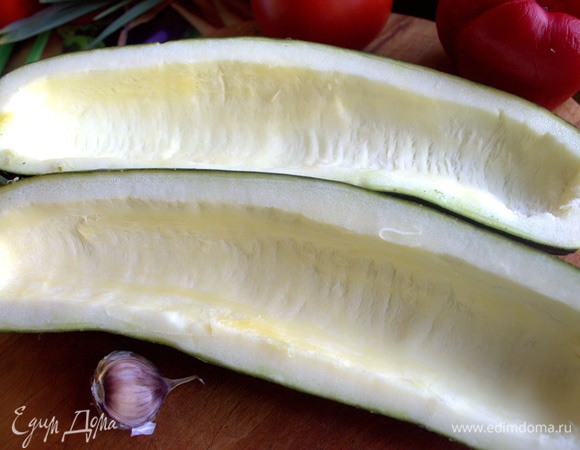 Кабачок молодой разрезать вдоль и вынуть ложкой середину.
