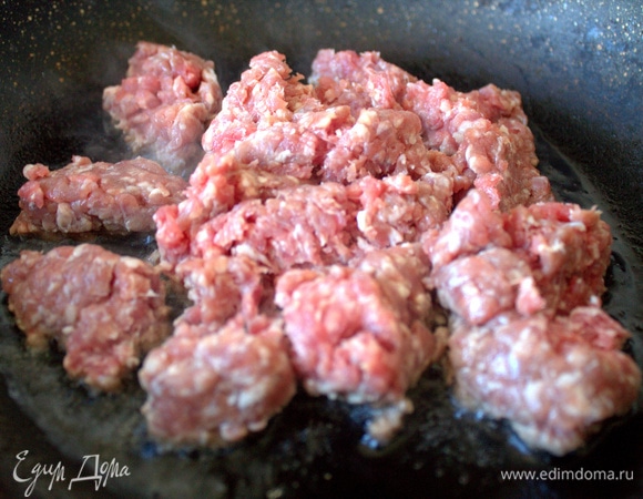 Фарш обжарить на растительном масле. Размять в процессе вилкой.