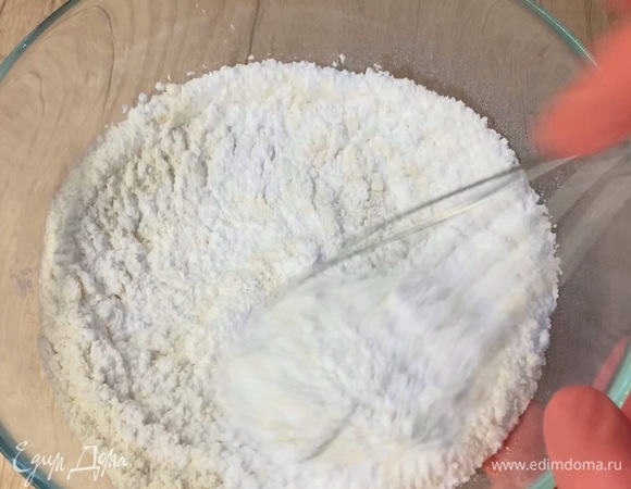 Просейте в миску муку, добавьте сахарную пудру и соль, перемешайте.