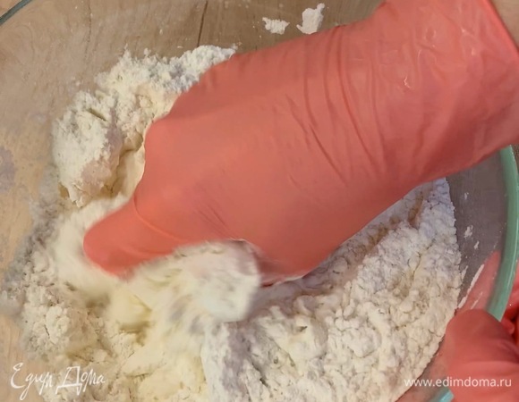 Добавьте кубики холодного сливочного масла и перетрите тесто в крошку.