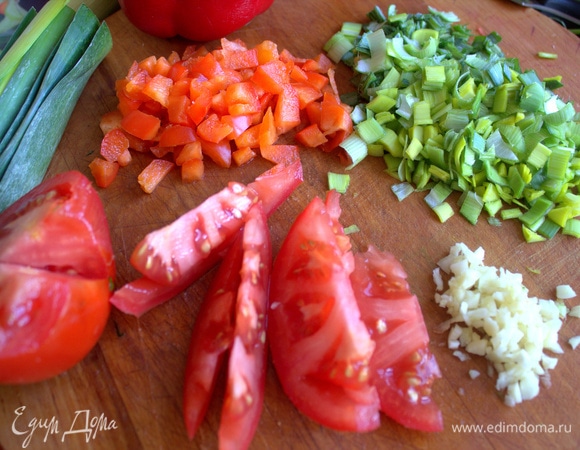 Нарезать овощи.