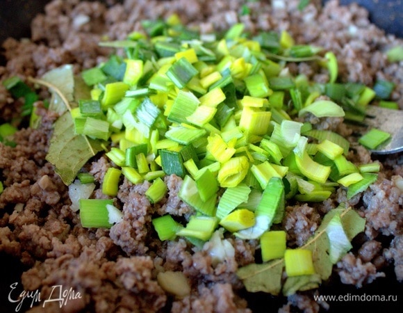 Пересыпать к фаршу лук.