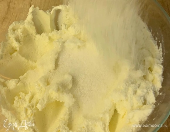 Готовим начинку. Все ингредиенты для начинки достаньте из холодильника за 40 минут до приготовления. Мягкий творог и творожный сыр разомните лопаткой, всыпьте сахар и аккуратно перемешайте венчиком. Миксер не используйте.