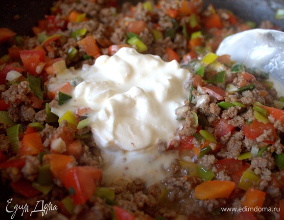 Обжарить все вместе. Ввести сметану (ложка с горкой), лавровый лист вынуть.