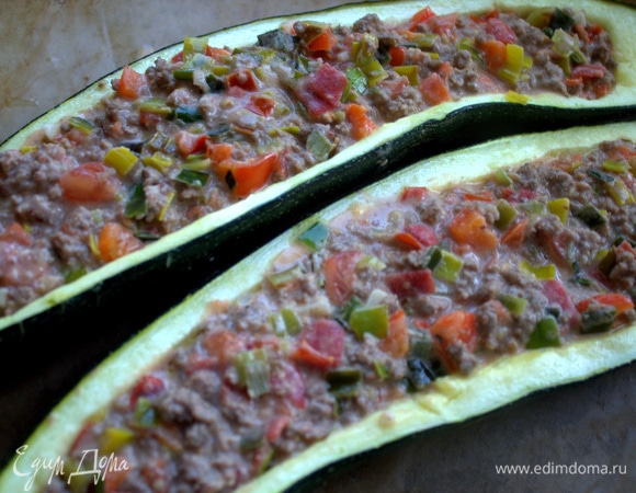 Заполнить теплые лодочки начинкой.