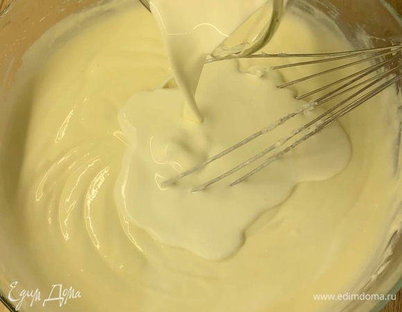 В конце влейте сливки и аккуратно перемешайте.