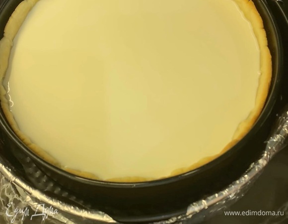 В противень налейте кипяток на уровень 3 см. Выпекайте чизкейк на водяной бане в разогретой духовке при 150°C 1 час 30 минут. Затем выключите духовку, приоткройте дверцу и оставьте чизкейк еще на 1 час. В конце накройте фольгой и поставьте в холодильник на ночь. Подавайте охлажденным. Приятного аппетита!