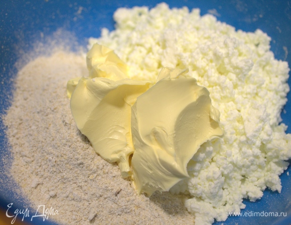 Овсяную муку или перемолотую овсянку соединить с мягким маслом и творогом.