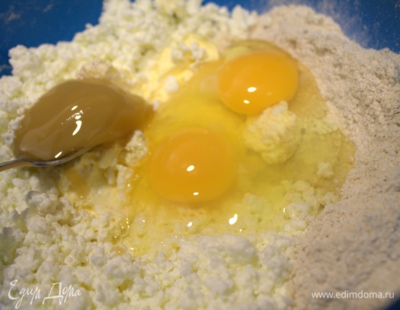 Добавить мед (или сахар) и яйца.