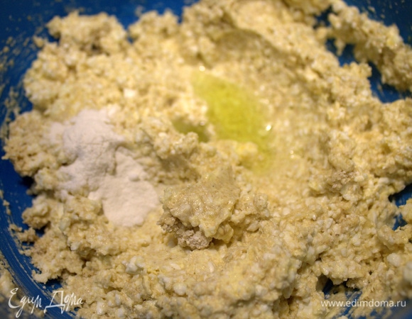 Влить оливковое масло.