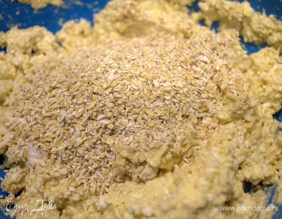 Всыпать отруби и разрыхлитель (без горки).