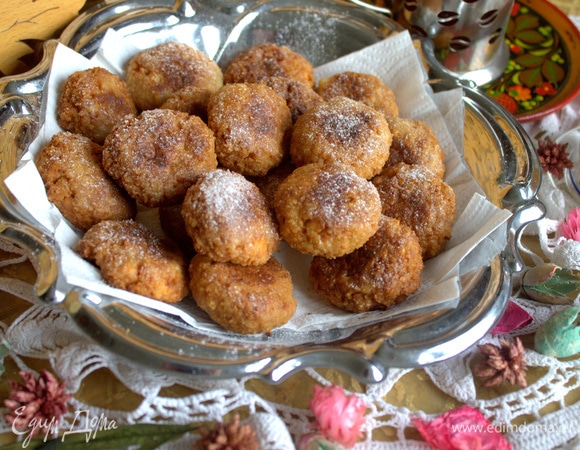 Остывшие пряники припорошить пудрой.