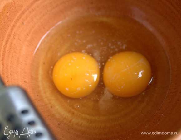 Яйца посолить.