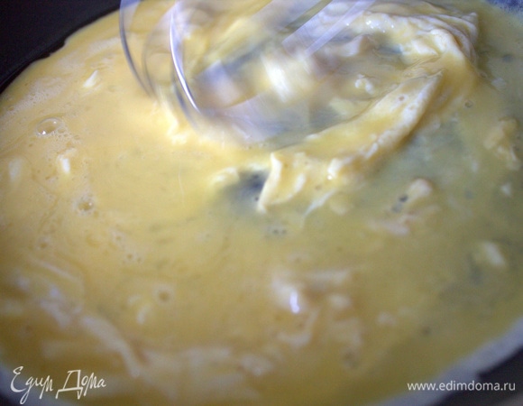 Вылить в сковороду омлетный состав.