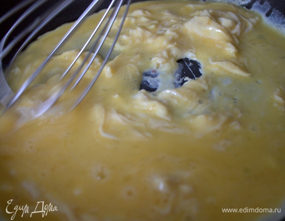 Продолжаем взбивать венчиком на сковороде, если позволяет покрытие. Можно деревянной лопаткой.