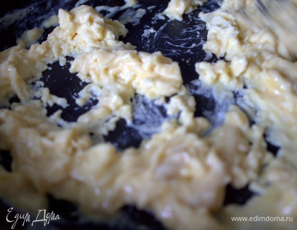 Рваный омлет быстро схватится.