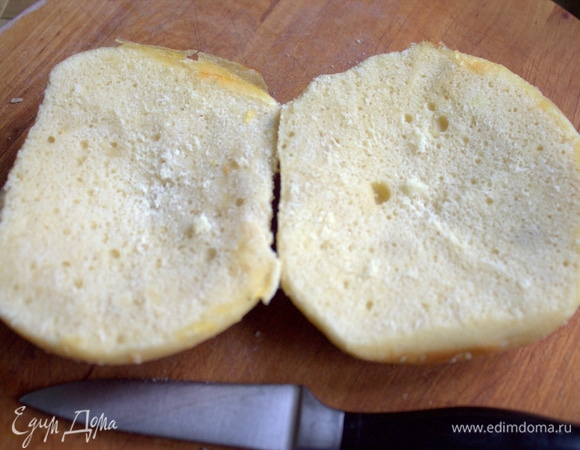 Любую булочку разрезаем пополам и слегка вырезаем серединку.