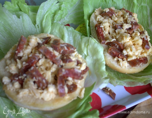 Переносим омлет, пока не остыл, на булочку.