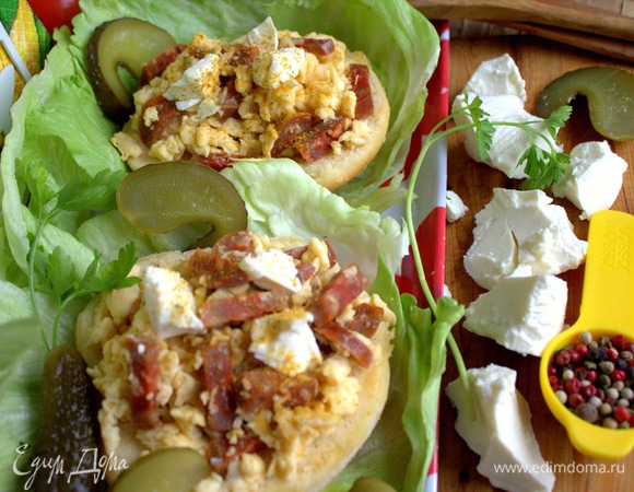 Подаем на салатных листьях. Посыпаем паприкой.