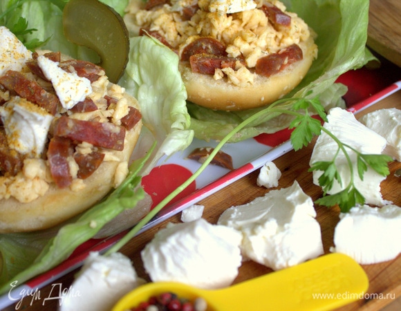 Раскрошить сверху кусочки брынзы.