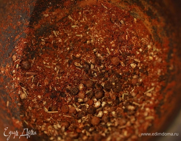 В ступке разомните черный перец горошком, кориандр, розмарин и паприку. Затем специи пересыпьте на рабочую поверхность, обваляйте в них мясо со всех сторон.