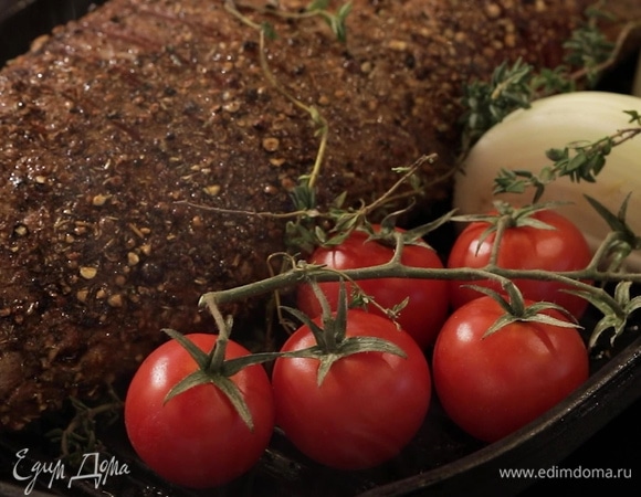 Сковороду-гриль сильно разогрейте, обжарьте мясо со всех сторон до образования корочки. На той же сковороде подрумяньте помидоры черри, четвертинки лука и чеснок, разрезанный пополам вдоль, сверху положите веточки тимьяна.