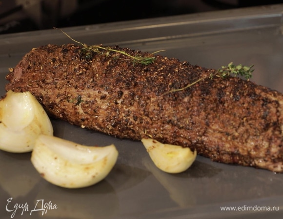 Духовку разогрейте до 200°C, говядину выложите на противень вместе с луком и веточками тимьяна, запекайте 40–50 минут до степени готовности «медиум».