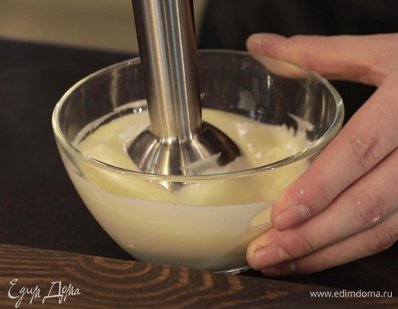 Приготовьте соус. В миске соедините яйцо и оливковое масло, взбейте блендером до однородной светлой консистенции. Нарежьте оставшиеся вяленые томаты, добавьте к смеси вместе с горчицей, лимонным соком, солью, все перемешайте.