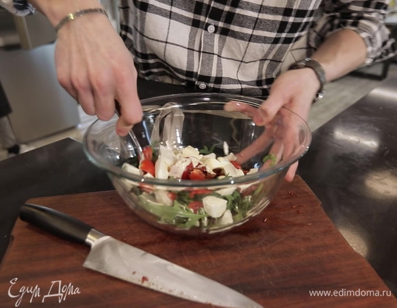 Салат заправьте несколькими ложками соуса и лимонным соком, посолите.  