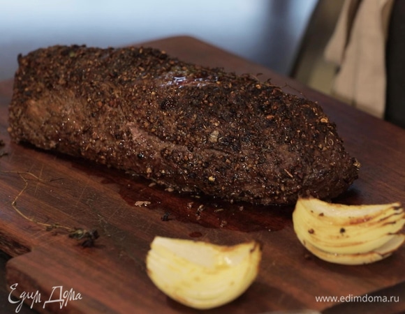 Мясо достаньте из духовки, выложите на деревянную доску, дайте несколько минут отдохнуть. Нарежьте говядину ломтиками.