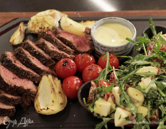 Сервируйте блюдо: на большую тарелку выложите салат, куски мяса и овощи гриль, в отдельной пиале подайте соус. Приятного аппетита!