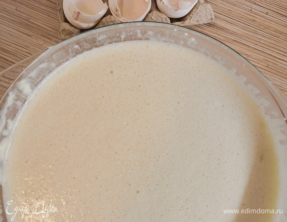 Яйца разбить в миску. Добавить молоко, соль, соду и сахар. Взбить венчиком. Постепенно всыпать просеянную муку, взбить, чтобы не было комочков. Влить кипяток и быстро перемешать. В конце добавить растительное масло и перемешать.