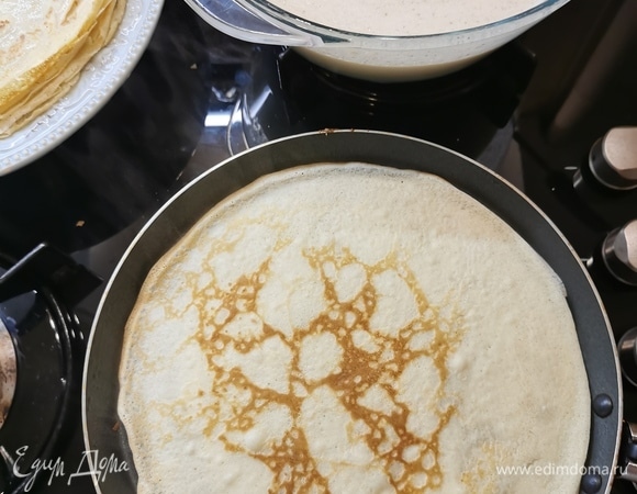 Жарить на раскаленной сковороде с двух сторон до золотистого цвета.