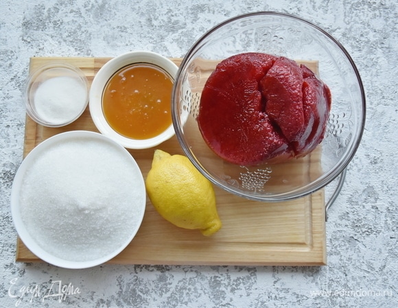 Подготовить продукты. Ягодное пюре у меня замороженное. Количество сахара берите по своему вкусу. Вместо меда можно использовать глюкозу.