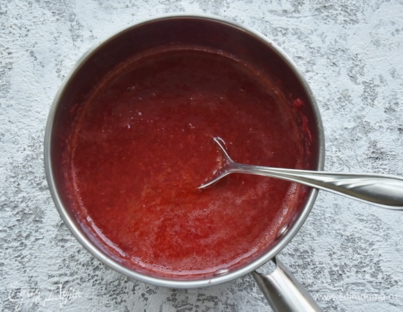 Клубничное пюре переложить в сотейник и довести до кипения на медленном огне.