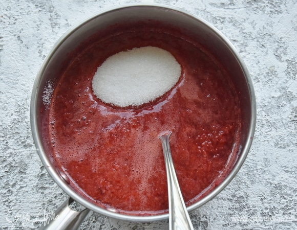 Добавить в ягодное пюре и перемешать. Варить две минуты при постоянном помешивании.