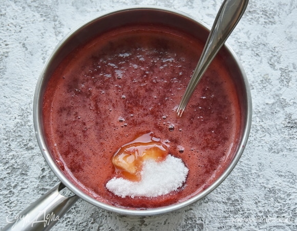 Ягодная масса быстро загустевает, поэтому все продукты должны быть подготовлены заранее и находиться под рукой. Добавить оставшийся сахар и мед. Варить еще 3–4 минуты, постоянно помешивая смесь. Температура ягодного пюре — 106°C (при наличии кулинарного термометра). Когда масса начнет покрываться пузырями, снять с огня, влить сок одного лимона. Перемешать.