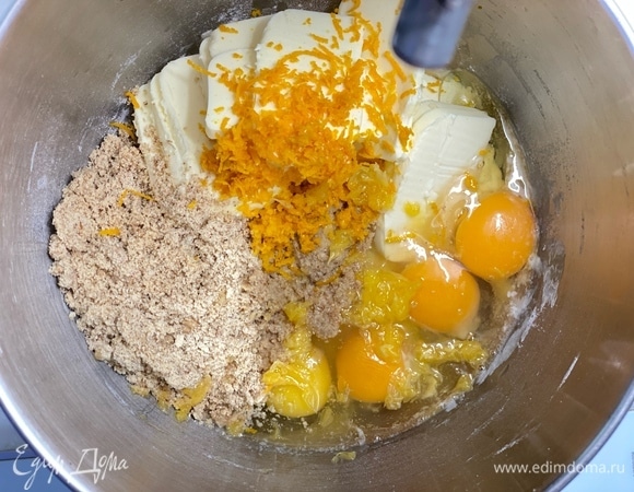 В чашу миксера сложить муку, разрыхлитель, размягченное масло, сахар, яйца, цедру и сок апельсина, молотый миндаль. Взбить все на низкой скорости до однородности теста.
