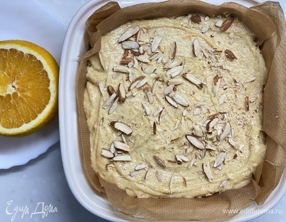 Выложить в форму 25 х 25 см. По желанию посыпать рубленым миндалем или лепестками миндаля. Выпекать при 180°C 30–35 минут до готовности. Проверить на сухую палочку.