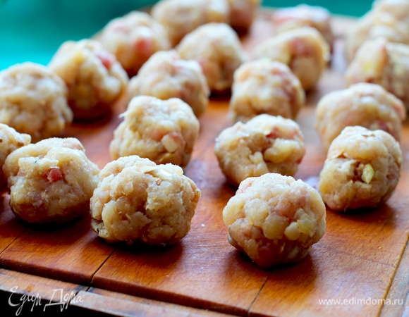 Делаем тефтельки (у меня вышло 20 шт.), в серединку каждой закладываем по кусочку грибов.